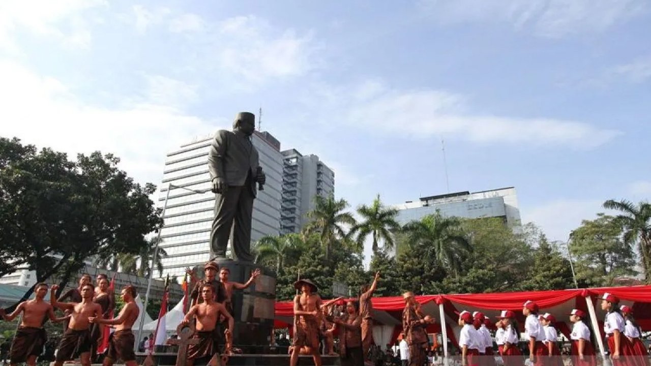 Patung MH Thamrin terlalu kecil