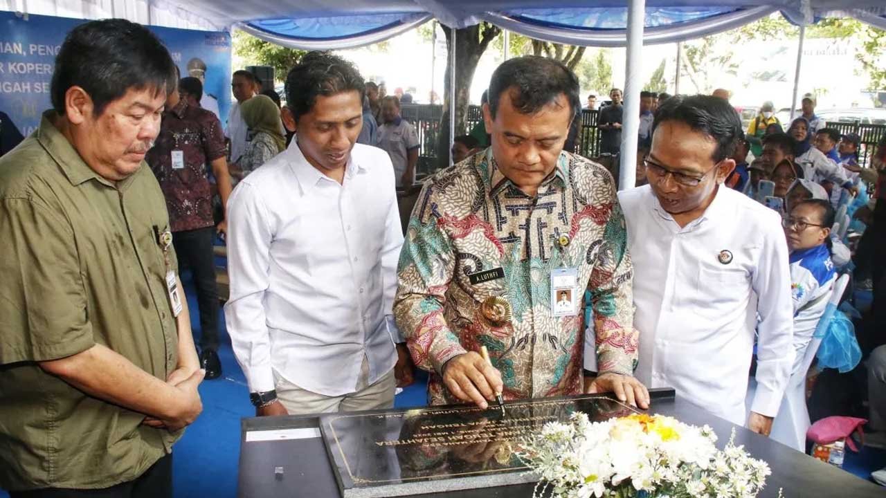 Gubernur Jateng hadiahkan koperasi buruh sambut May Day