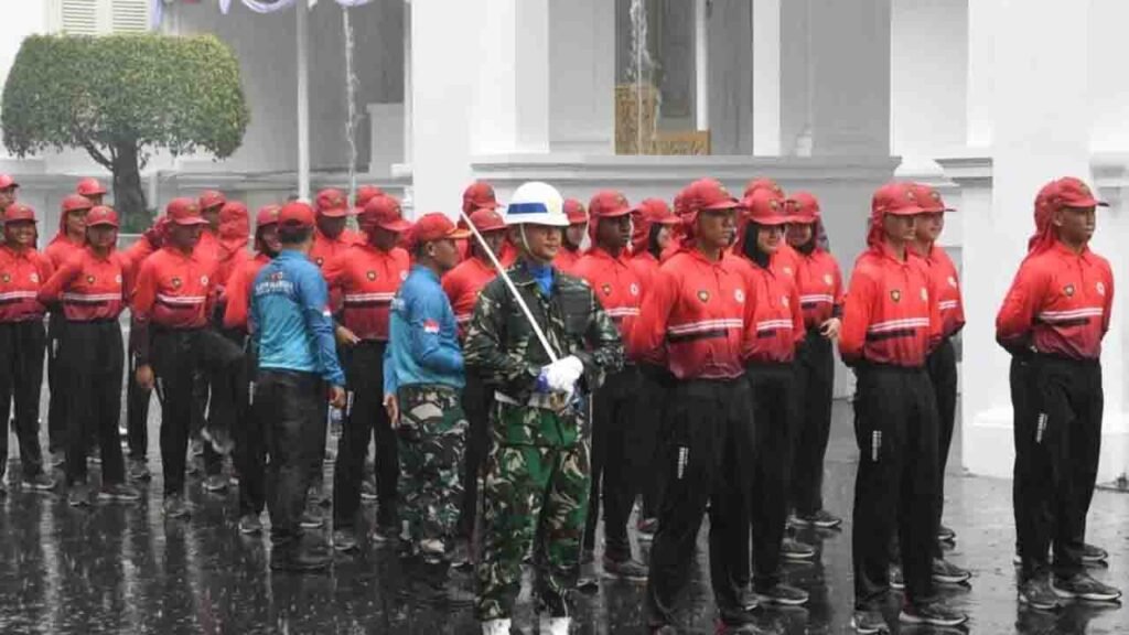 Hujan deras, Paskibraka-petugas upacara tetap geladi kotor di Istana