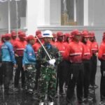 Hujan deras, Paskibraka-petugas upacara tetap geladi kotor di Istana
