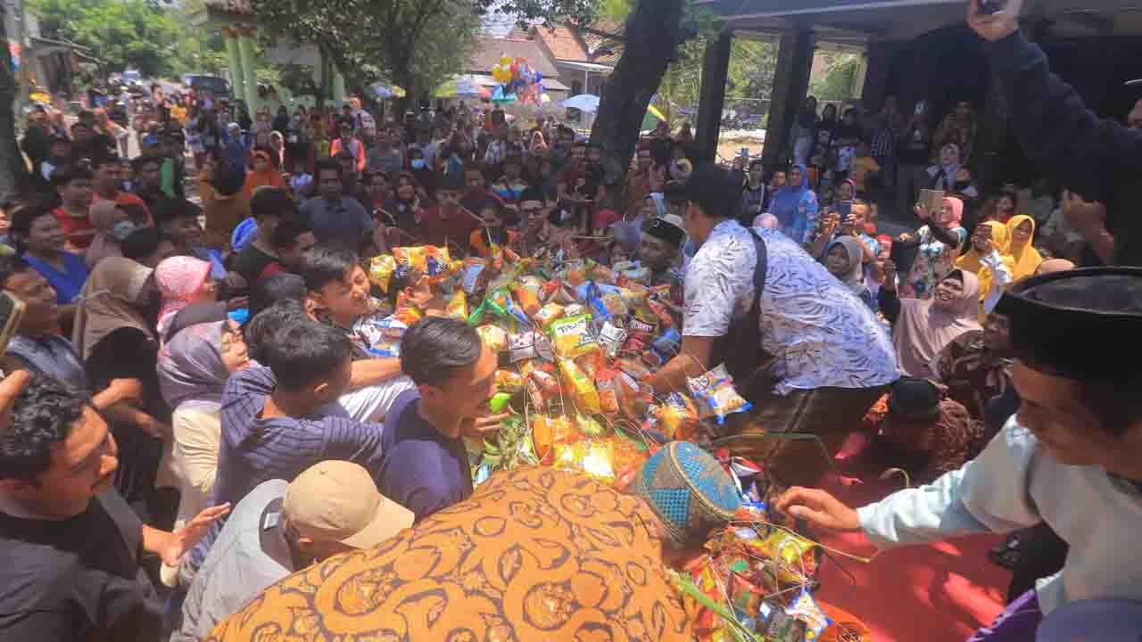 Tradisi Berebut Koin Meriahkan Peringatan Maulid Nabi Muhammad SAW